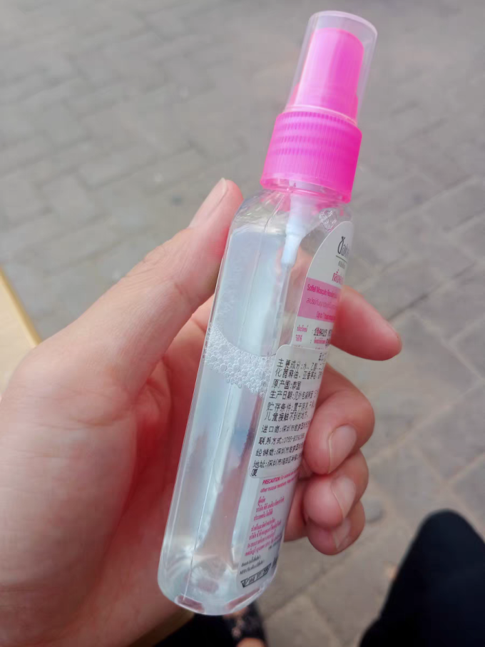 驱蚊花露水