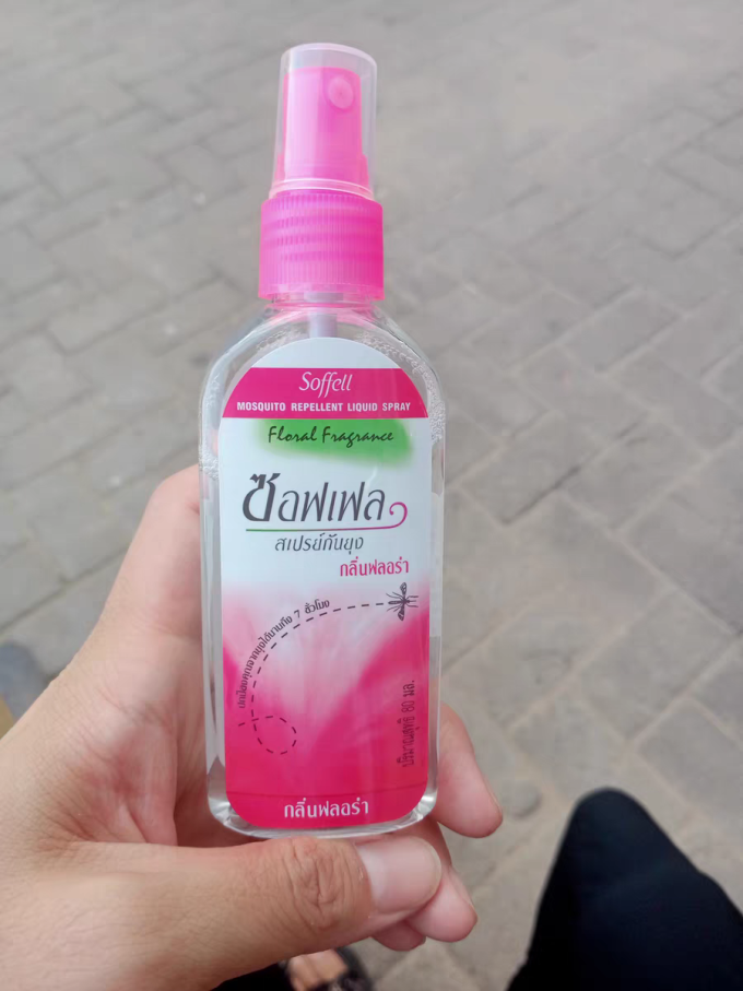 驱蚊花露水