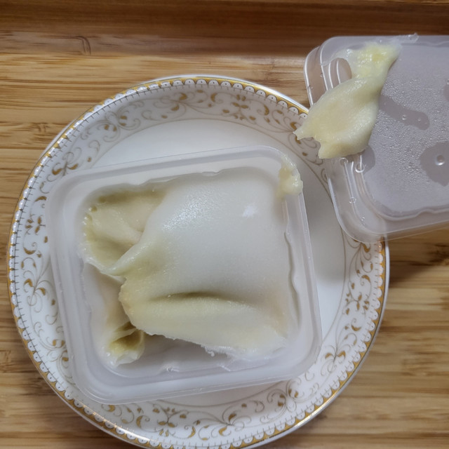 一定是我的打开方式不对，才让快200块钱一斤的月饼被我吃的这么狼狈