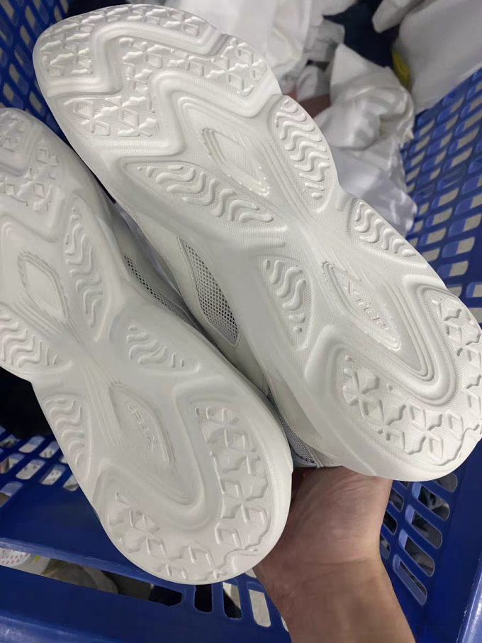 特步休闲运动鞋