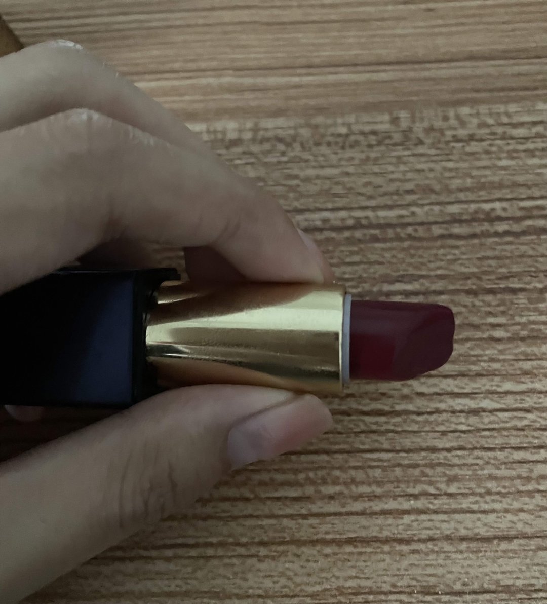 分享美好生活:希芸石榴红口红