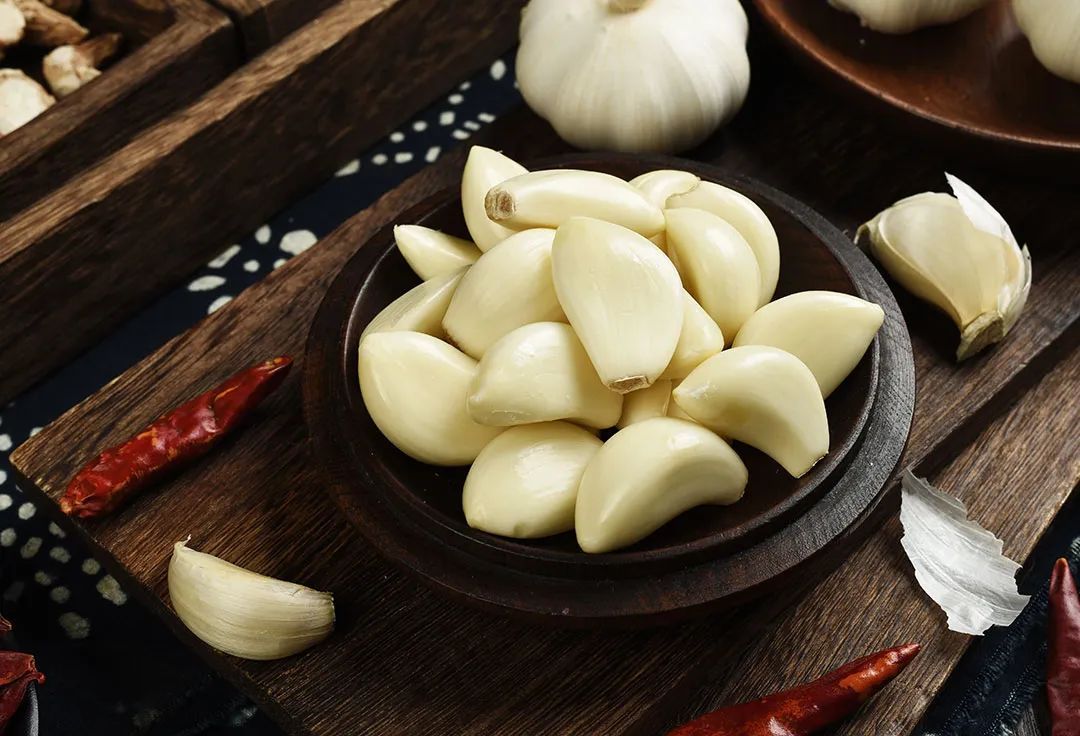 吃生大蒜算是北方人吃饺子或面时的标配 ©摄图网