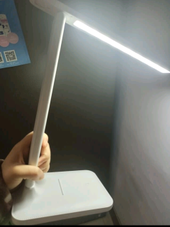 桌面上的台灯