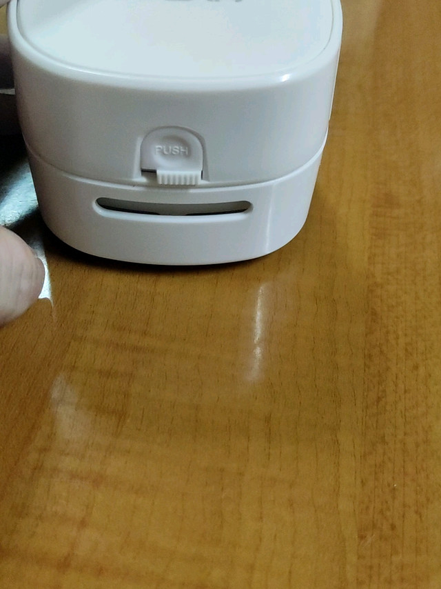 黑白调电动桌面吸尘器