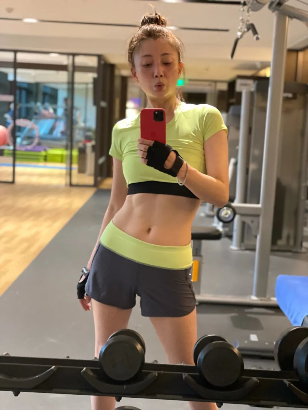 42岁殷桃晒自拍,细腰翘臀的身材卷王!
