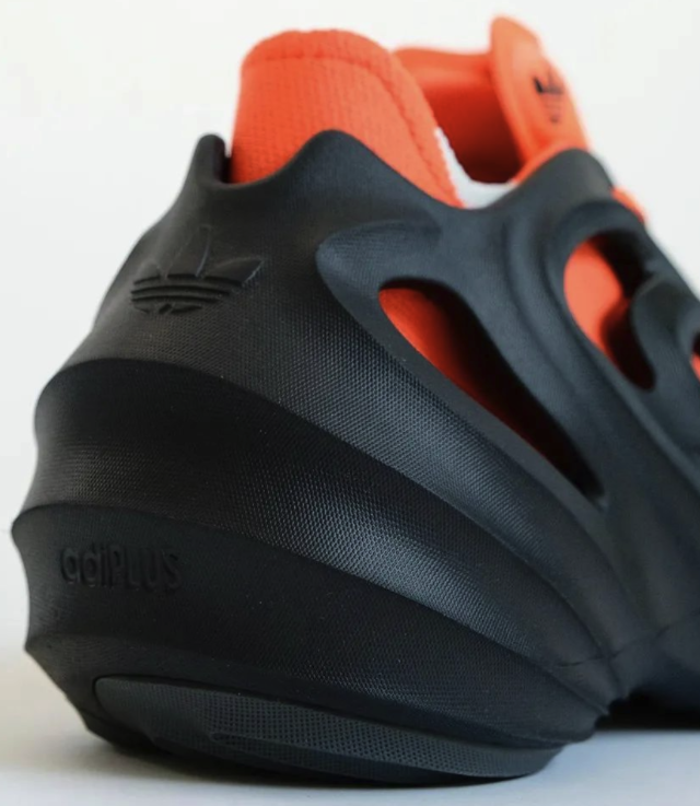 adidas也要出“洞洞鞋”了！这造型怎么有点像椰子平替款？