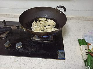 用王饺子做焦皮嫩馅的煎饺。