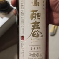 跟朋友一起干杯