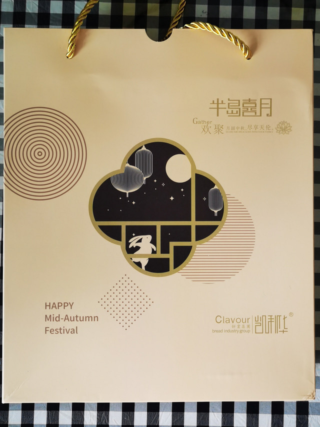 
宝贝收到了，包装完整，日期新鲜，小盒挺