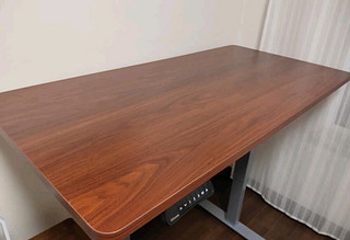 能根据身高来调整桌子的高度，还能站着办公