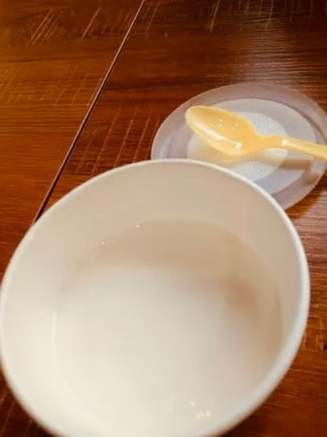 
酸奶比较稀，但奶香味还比较足
