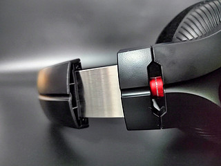 ​游戏玩家必备RGB电竞耳机—双飞燕MR710
