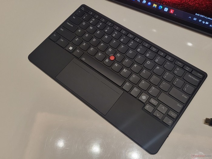 联想展出 ThinkPad X1 Fold 16 折叠屏变形本，搭12代酷睿、优化折痕和耐用性