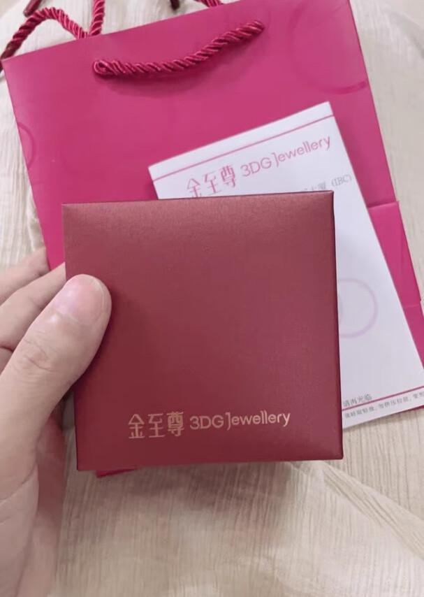 手链挺好看，挺细的，戴在手上还行，物流挺
