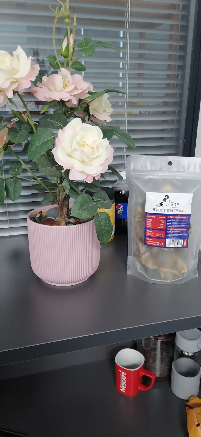 盒边猫咪冻干零食