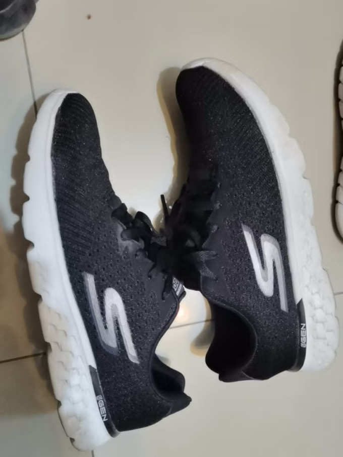 斯凯奇跑鞋