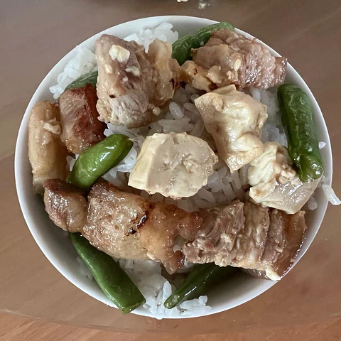 记录一人美食入秋后的两道菜，三层肉爆炒四季豆和豆腐，美味可口真下饭！