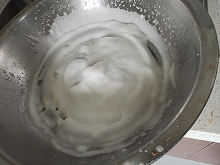油垢消除亮晶晶，倒入皂粉开水浸。