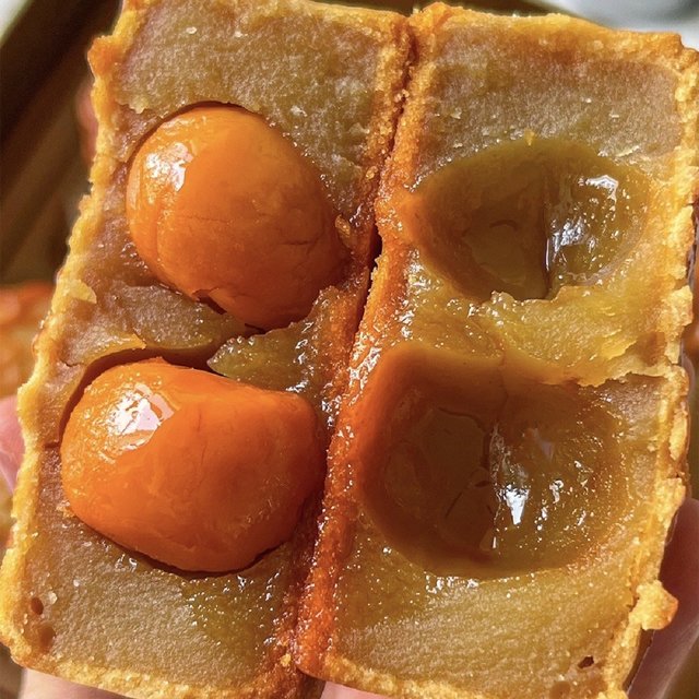 被广东朋友安利的双黄月饼🥮真的太好吃了😋