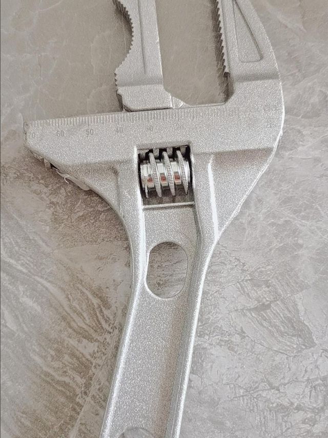 装修留下的扳手，挺好用的