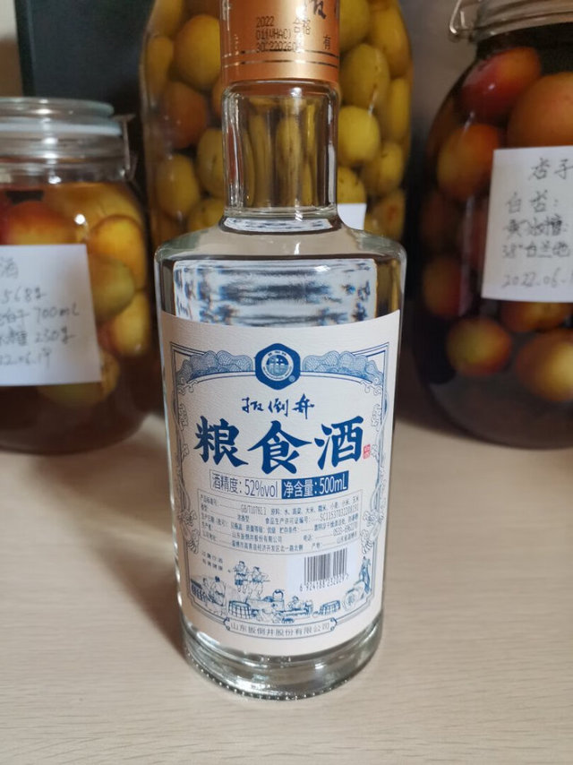 扳倒井的酒瓶设计的还挺好看。标识复古风，