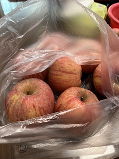 来消灭套娃了，27一箱的苹果到货了，新鲜