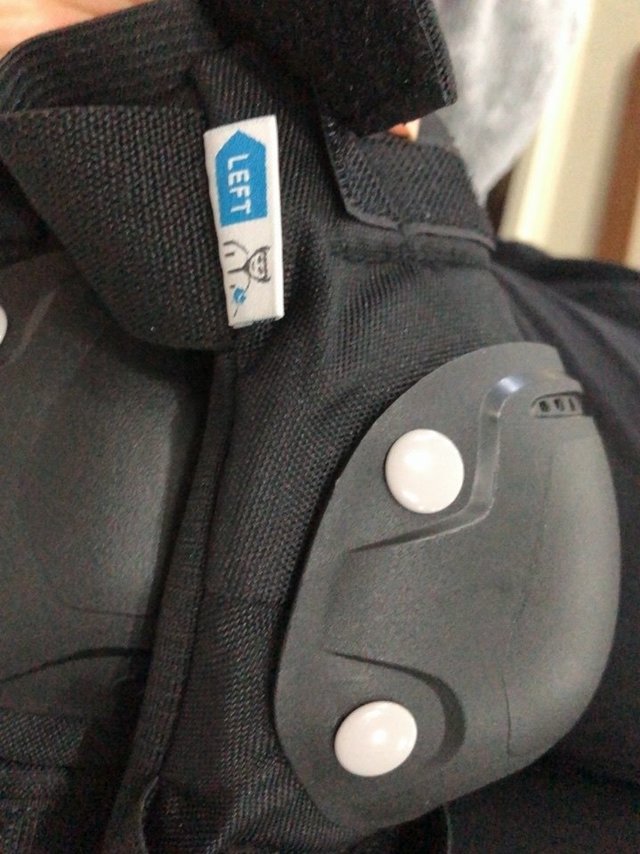 有了护膝孩子就大胆地滑滑板🛹了