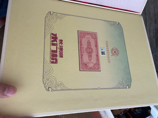 这个酒拿到手上很有年代感！