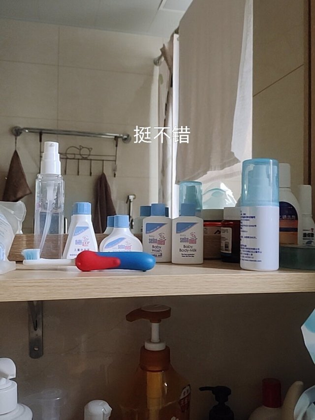 因为孩子总是抓痒，身上抓的破破烂烂。