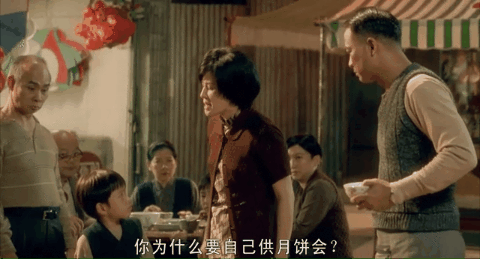 电影《岁月神偷》中想自己吃完一盒双黄莲蓉月饼的小朋友。（图源网络）