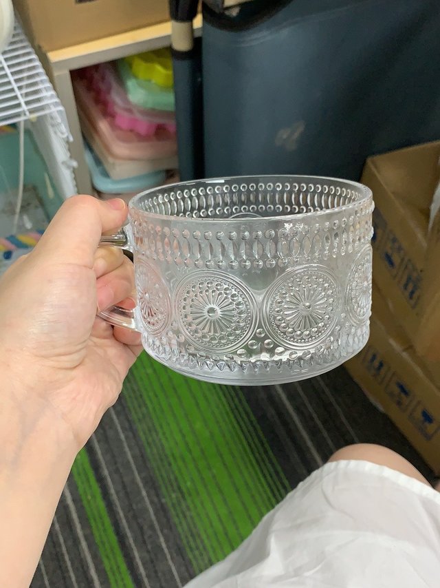 很大很厚！！！很好用大概能装那种易拉罐