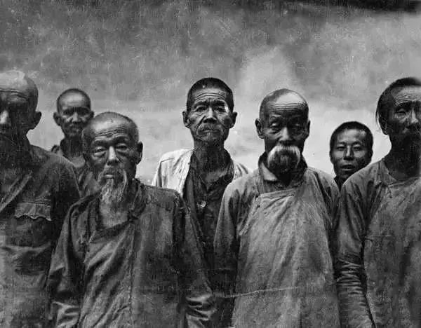 美国人鞋盒里发现的6000张老照片,凝固了世纪之交的中国社会与文化