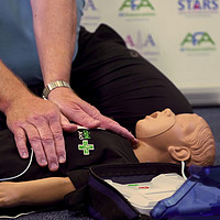 详细图解：儿童心肺复苏术+AED使用指南，家有孩子一定要看！