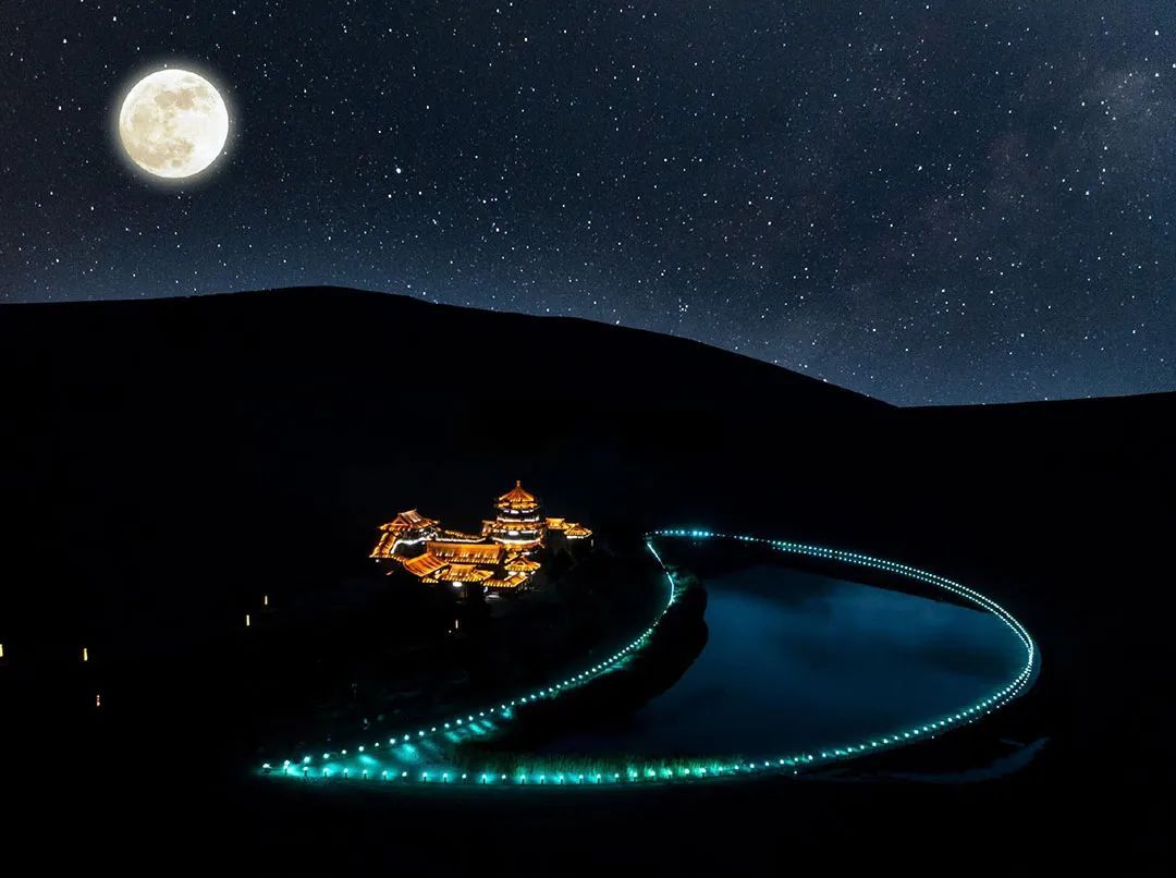 大漠、圆月和星空组成的梦幻月牙泉 ©️鸣沙山月牙泉官方微博