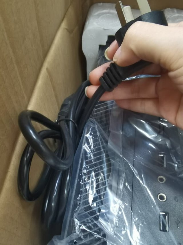 机箱还是比较小巧不占地的，送鼠键，很方便
