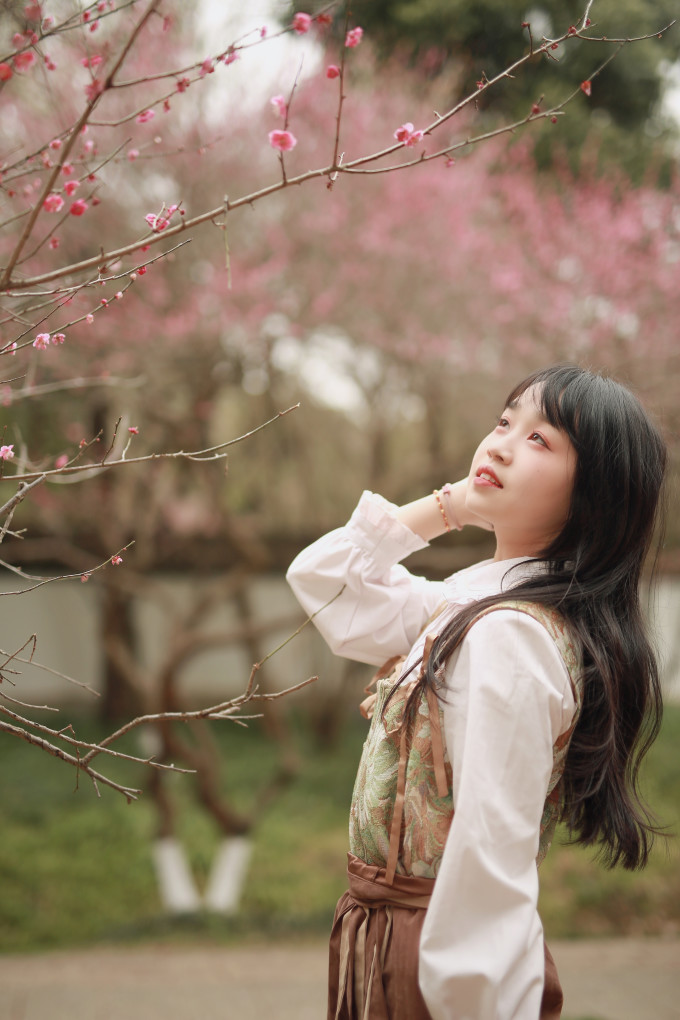 靓朵韵裙装