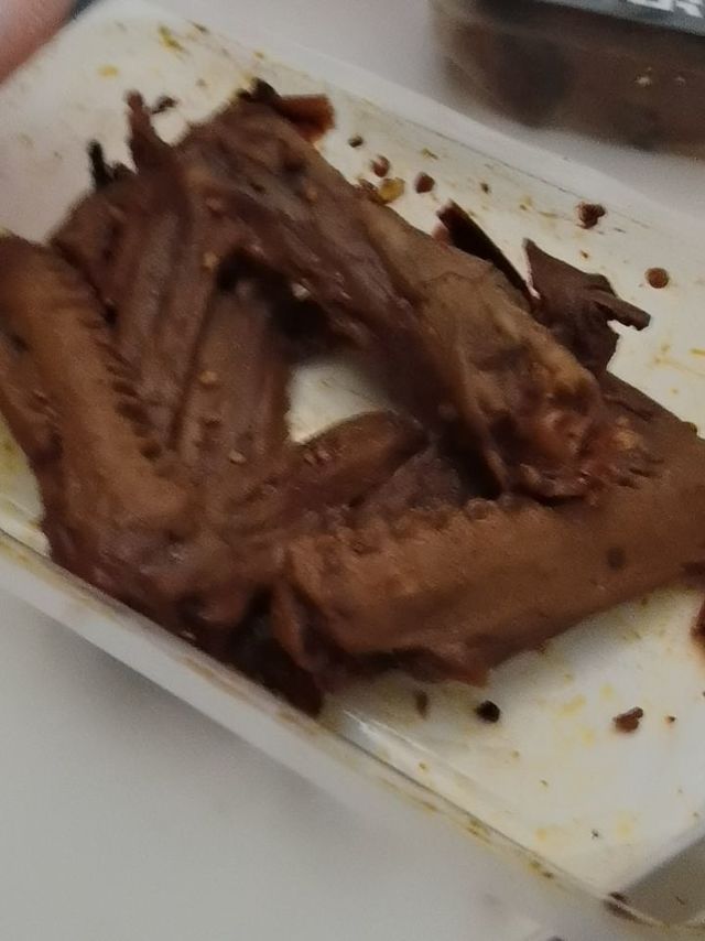 十块多一盒的周黑鸭，美滋滋