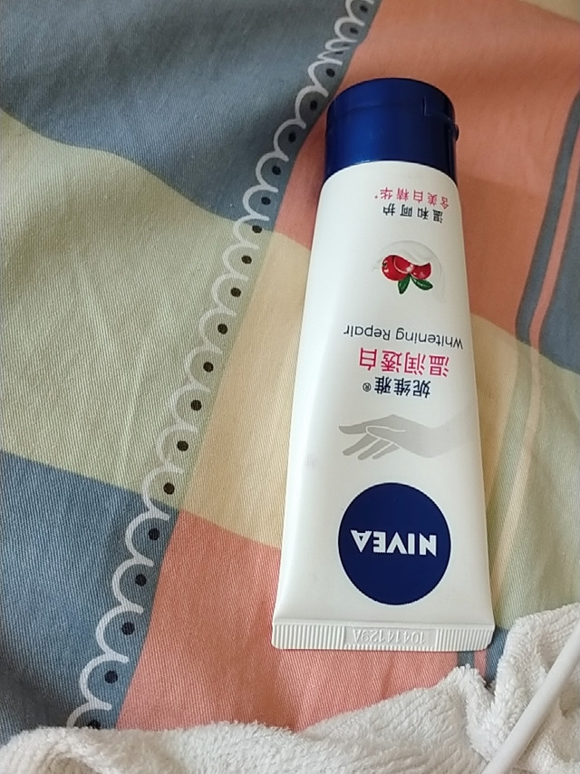 保湿还可以就是挤出时候很不方便会一下挤很