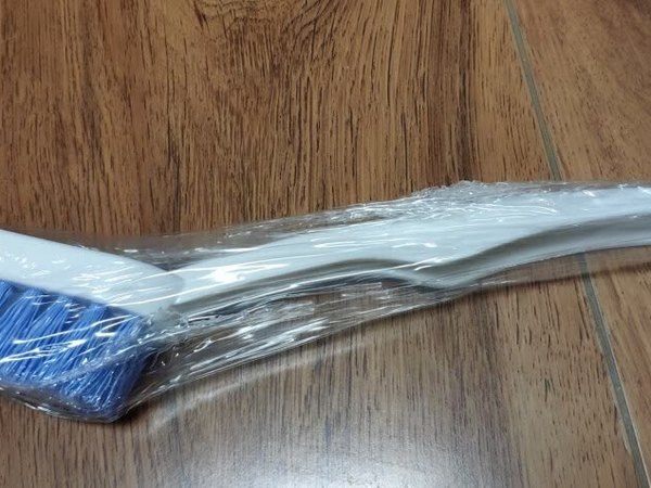 
设计很合理，把手和刷毛有错层，刷东西的
