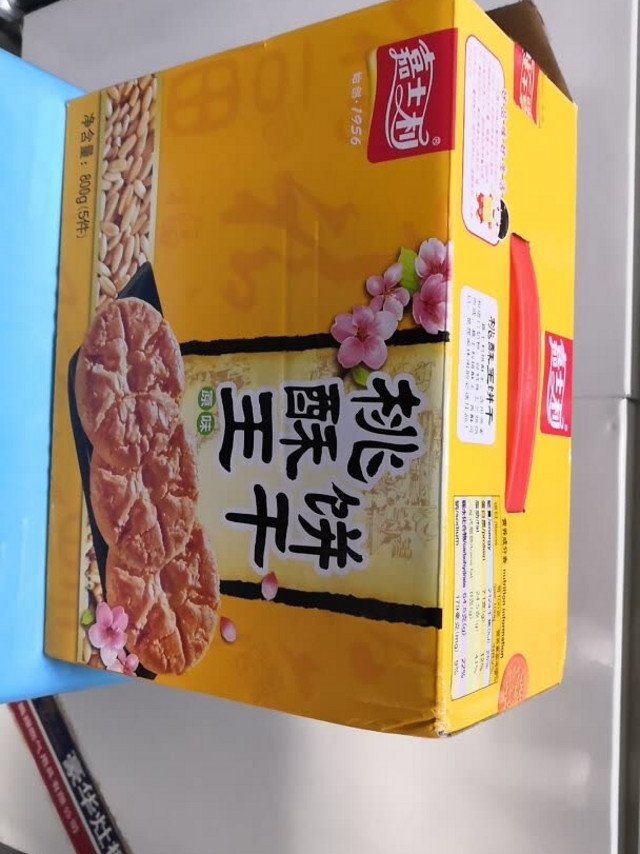 《嘉士利桃酥王》很酥很脆，不是太甜，价格