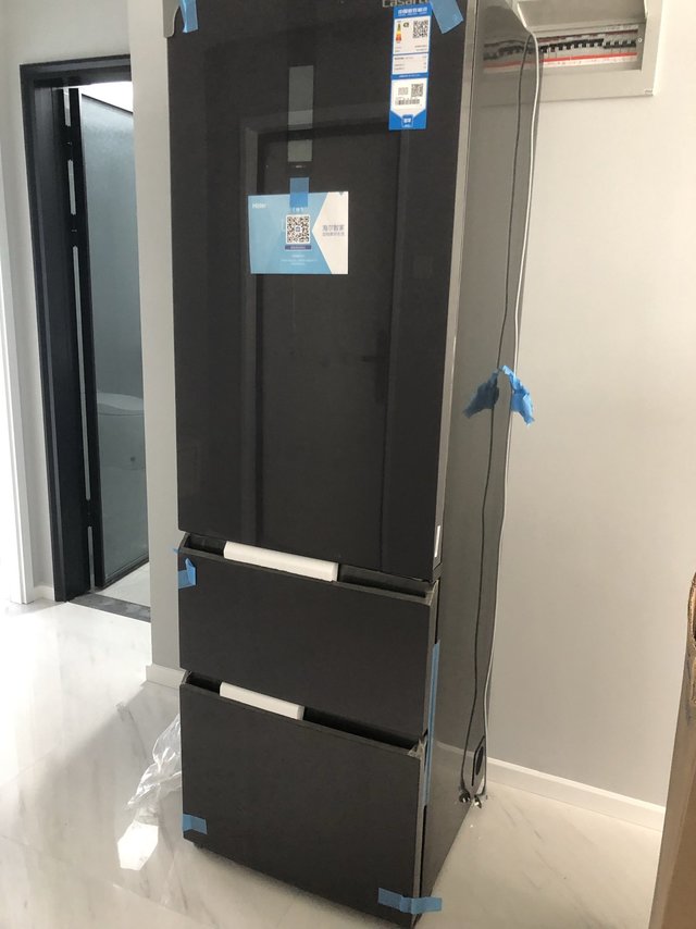 卡萨帝这个冰箱尺寸小但容量不小，非常好看