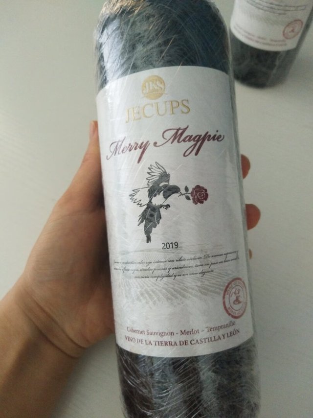
看瓶子像是真的，还没有打开尝。

物流