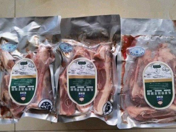 羊肉炖汤很好吃，很好吃，肉质细腻泡了很
