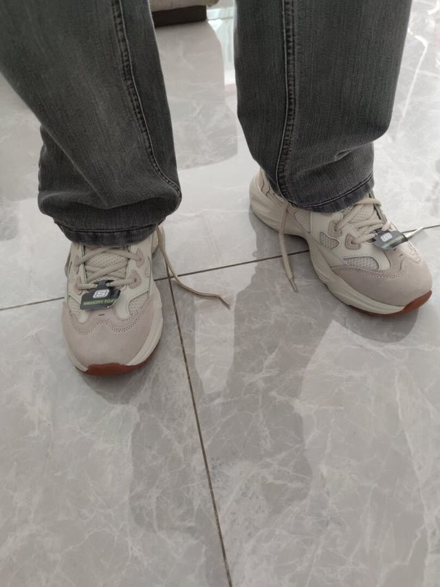 
买了一双深色的，上脚很舒服，又追加一双
