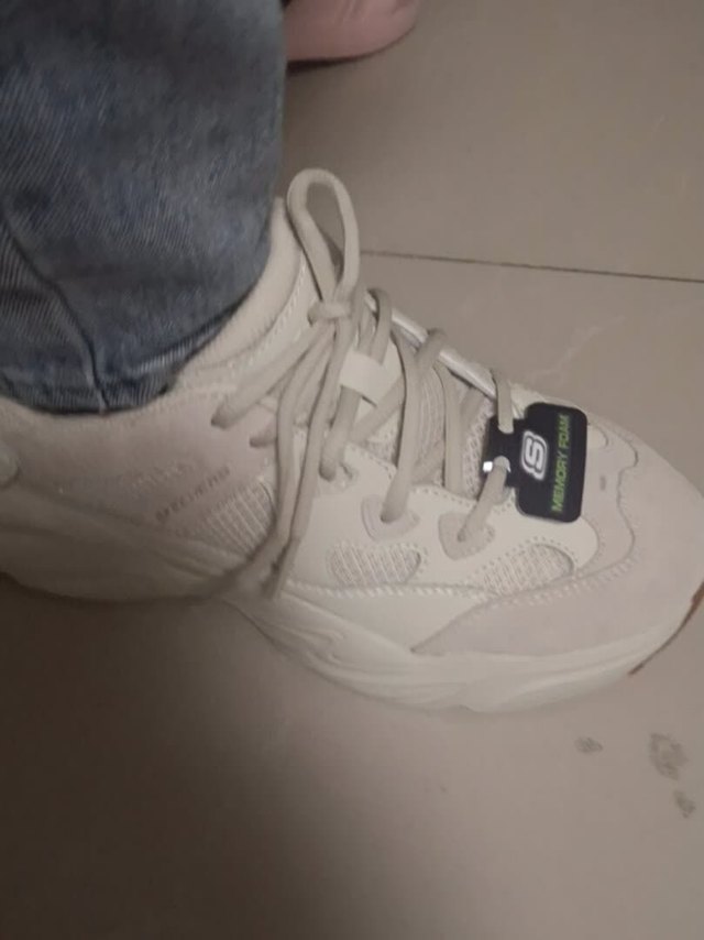 
老婆给买的同款 很不错 斯凯奇的鞋子很