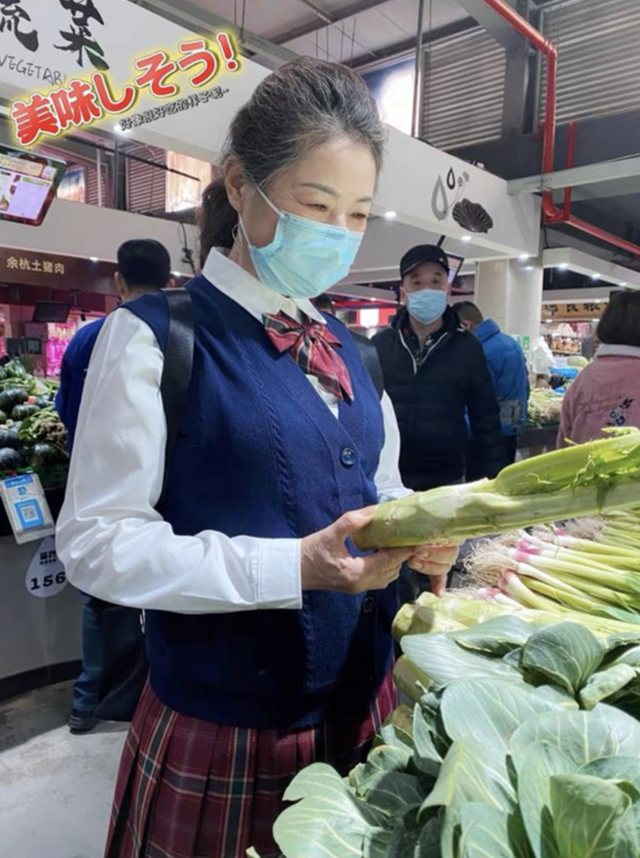 73岁王薇薇带男友购物！！网友直呼：这保养也太让人羡慕了，原来年龄真的只是一个数字