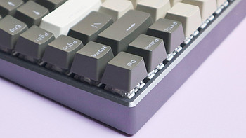 84键多模背光小键盘首先，雷柏V700-8A茶轴版