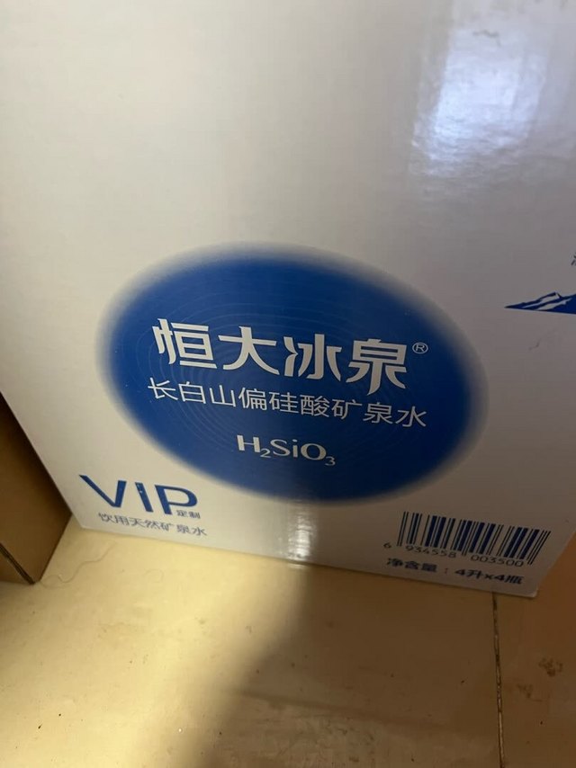 产品包装：这个包装我觉得比那个低钠水的盒