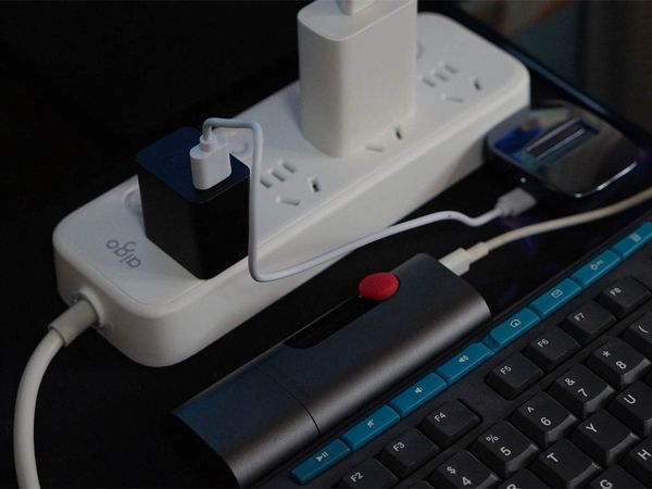 aigo插线板:4孔位+分控开关，安全又省电