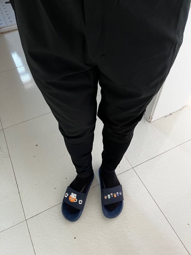 比较轻薄透气，版型不错。腰部比较宽的松紧